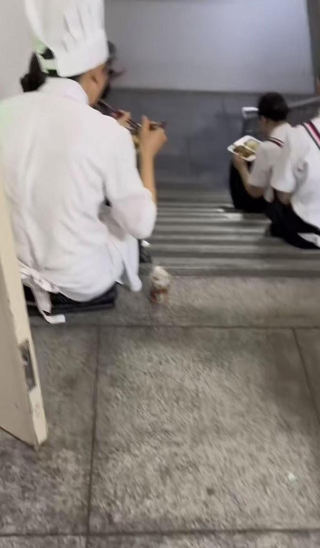 坐在桌上吃饭员工无奈只能蹲着吃饭开元ky棋牌网友吐槽西贝上班不让(图3)