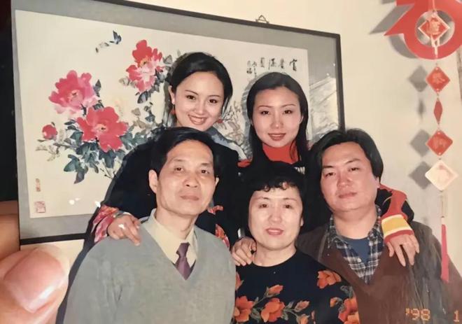 是画家祖籍无锡父亲为了母亲留在青岛开元棋牌试玩朱媛媛家庭情况曝光哥(图4)